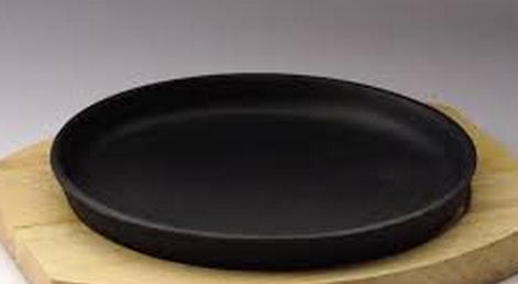 Сковорода GASTRORAG FRS-224 чугунная, круглая, диаметр 22 см, в комплекте с деревянной подставкой 
